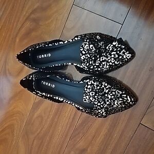 Torrid Flat Black Metallic Gold Bow Leopard Print Shoes Women's size 10.5 WW